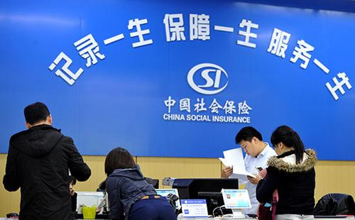 看數(shù)字：一輩子交五險一金退休能拿多少？